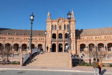 Seville, İspanya - 15 Aralık 2018: İspanya Meydanı (Plaza de Espana), Sevilla, İspanya, 1928 'de inşa edildi.