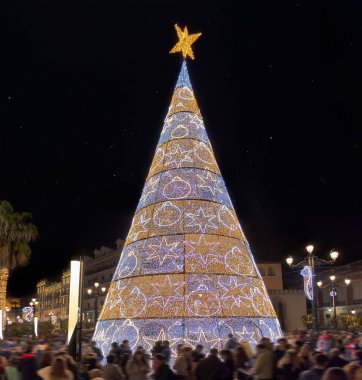 Saint Mary Kilisesi 'nin Seville Katedrali yakınlarındaki Noel ağacının uzun pozlu fotoğrafları.