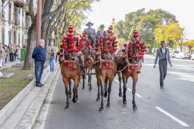 Seville, İspanya - 15 Nisan 2018 Sevilla Fuarı 'nda at arabası çekilmiştir (Feria de Abril de Sevilla)
