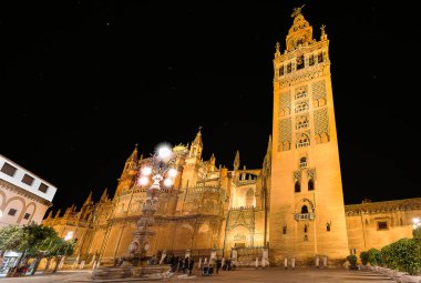 Görkemli ve aydınlatılmış Seville Katedrali (veya Saint Mary of the See Katedrali) ve geceleri Giralda, dünyanın en büyük Gotik Katedrali ve boyut olarak üçüncü dini bina olan Endülüs, İspanya