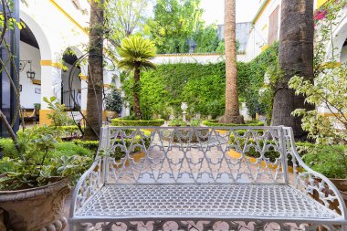 Seville, İspanya - 28 Ekim 2017: Tipik Endülüs bankı Alba Dükleri Sarayı Avlusu veya Palacio de las Duenas