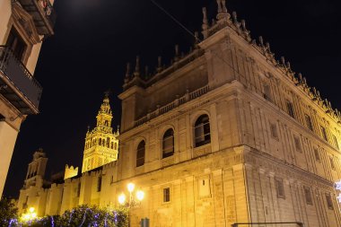 Aziz Meryem Katedrali 'nin (Seville Katedrali) Noel zamanı arka planda Giralda Kulesi ile kısmi görüntüsü