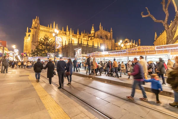 Sevilla Espanja Joulukuu 2018 Ihmiset Joulun Aikaan Sevillan Katedraalin Ympärillä — kuvapankkivalokuva