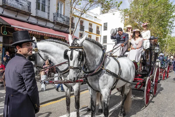 セビリア スペイン 2018年4月15日 女性と男性は 4月のセビリア フェアで描かれた馬車の中で 伝統的なスペインのドレスアップを運ぶ フェリア アブリル セビリア — ストック写真