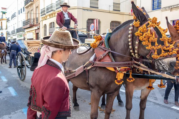 Sevilla Spanien April 2018 Lackey Mit Traditionellem Flamenco Kleid Vor — Stockfoto