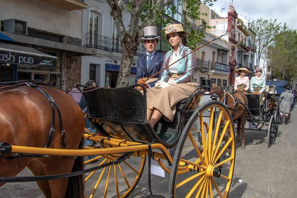 Sevilla Spanien April 2018 Frauen Und Männer Tragen Das Traditionelle — Stockfoto