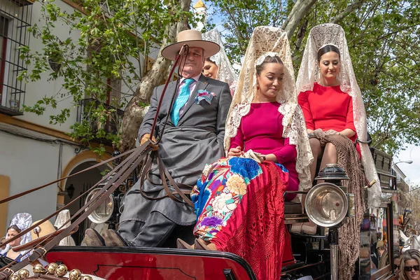 セビリア スペイン 2018年4月15日 女性はセビリアの馬車で馬に描かれた伝統的なスペインの頭のカバーを運ぶ4月フェア フェリア アブリル セビリア — ストック写真