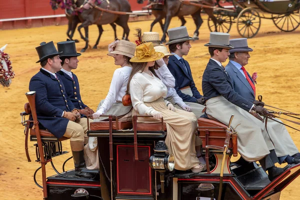 Sevilha Espanha Abril 2018 Mulheres Homens Carregam Tradicional Vestido Espanhol — Fotografia de Stock