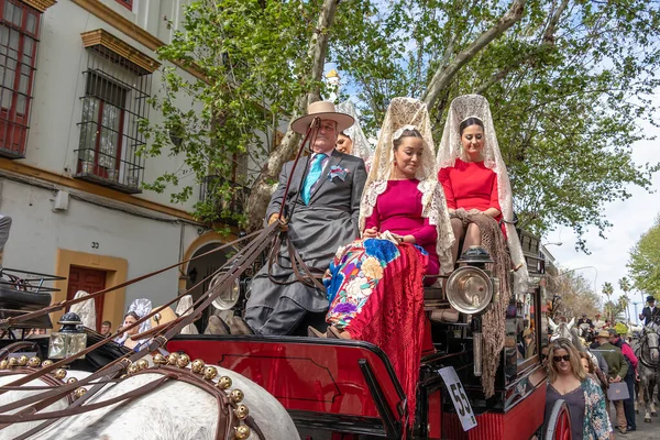 西班牙塞维利亚 2018年4月15日 在塞维利亚四月博览会 Seville April Fair 女性穿着传统的西班牙式马车 被称为 Mantilla — 图库照片