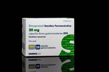Huelva, İspanya - 26 Kasım 2020: İspanyol Omeprazole markası Sandoz. Omeprazol, mide ve yemek borusu sorunlarını (asit reflüsü, ülser gibi) tedavi etmek için kullanılır. Mide ekşimesine iyi gelir.