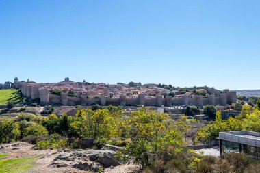 Avila Katedrali 'nin Orta Çağ şehri Avila' dan görünüşü. Bu şehir 1985 yılında UNESCO Dünya Mirası olarak ilan edildi..