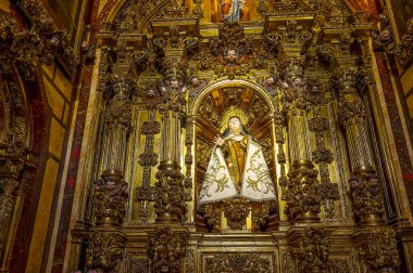 Avila, İspanya - 9 Eylül 2017: 9 Eylül 2017 'de İspanya' nın Avila kentinde doğduğu kilisede Azize Teresa 'nın heykeli
