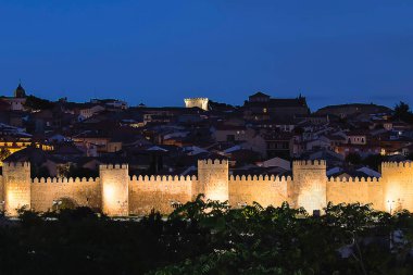 İspanya 'nın Ortaçağ şehri Avila' nın gece manzarası