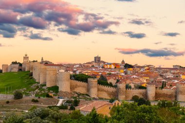 Günbatımında Avila 'nın Orta Çağ Duvarları, İspanya