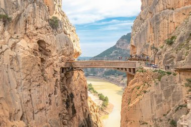 El Caminito del Rey 'deki Gaitanes Köprüsü' nde (Kralın Küçük Yolu). İspanya 'nın Malaga eyaletindeki Ardales yakınlarında, El Chorro' da dar bir vadinin dik duvarları boyunca sıkışmış bir yürüyüş yolu.