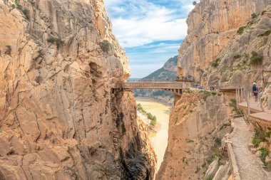 El Caminito del Rey 'deki Gaitanes Köprüsü' nde (Kralın Küçük Yolu). İspanya 'nın Malaga eyaletindeki Ardales yakınlarında, El Chorro' da dar bir vadinin dik duvarları boyunca sıkışmış bir yürüyüş yolu.