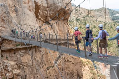El Caminito del Rey 'deki Gaitanes Köprüsü' nde (Kralın Küçük Yolu). İspanya 'nın Malaga eyaletindeki Ardales yakınlarında, El Chorro' da dar bir vadinin dik duvarları boyunca sıkışmış bir yürüyüş yolu.