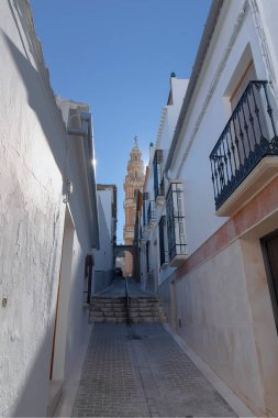 Victoria Kulesi 'nin (Torre de la Victoria) dar bir caddeden geçişi, Estepa, Seville Eyaleti, Endülüs, İspanya, Batı Avrupa.