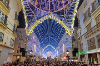 Malaga, İspanya - 8 Aralık 2018: Malaga şehir merkezindeki Larios Caddesi 'nde Noel süslemesi, İspanya