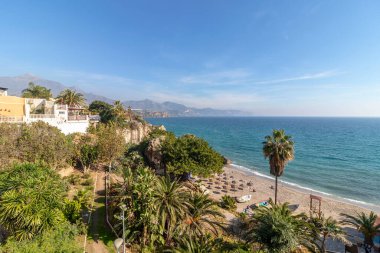 Costa del Sol, Endülüs, İspanya 'daki Nerja turistik kasabasının hava manzarası
