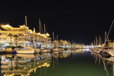 Benalmadena Akdeniz liman köyü. Yat limanı, yat limanı ve tekne, Benalmadena, Malaga 'daki rıhtım yatları ve gemiler.