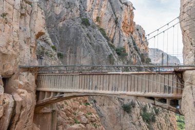 El Caminito del Rey 'deki Gaitanes Köprüsü' nde (Kralın Küçük Yolu). İspanya 'nın Malaga eyaletindeki Ardales yakınlarında, El Chorro' da dar bir vadinin dik duvarları boyunca sıkışmış bir yürüyüş yolu.