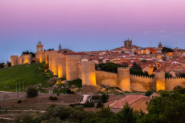 Paredes Cidade Medieval Ávila Pôr Sol Com Luzes Acesas Espanha — Fotografia de Stock