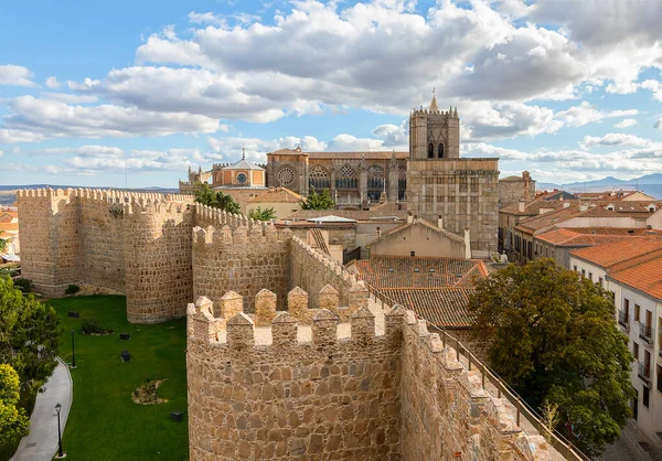 スペイン アビラの中世都市の壁からアビラ大聖堂の眺め 1985年にユネスコの世界遺産に登録されました — ストック写真