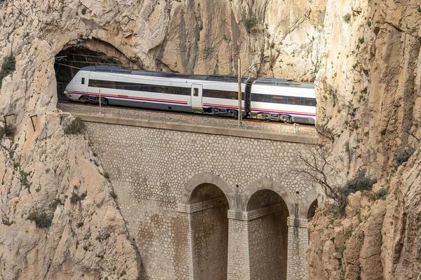 Malaga, İspanya - 1 Mart 2019: Renfe İspanyol demiryolu operatörü RENFE Sınıf 120 treni Avant ve Alvia yüksek hızlı hizmetler iki tünel arasında Gaitanes boğazında