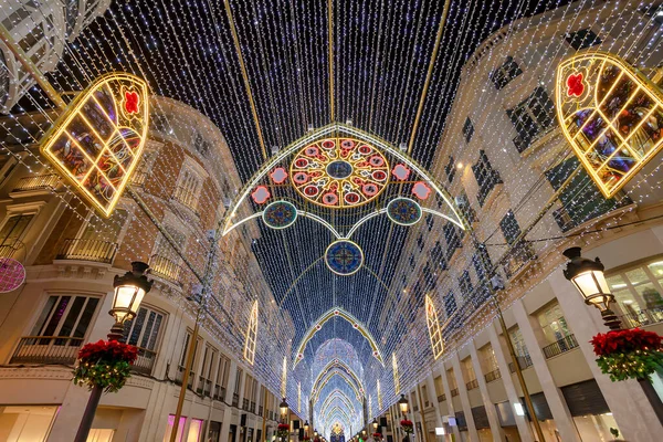 İspanya 'nın Endülüs şehrinin merkezindeki Calle Marques de Larios caddesinde Noel süsleri. Malaga 'nın en popüler yaya sokağı. 