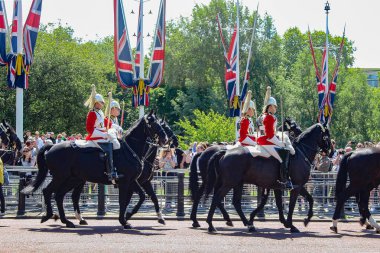 26 Mayıs 2015 Buckingham Sarayı 'ndaki nöbetçi seremonisinin rengarenk değişimi. İngiltere 'nin en popüler ziyaretçilerinden biridir..