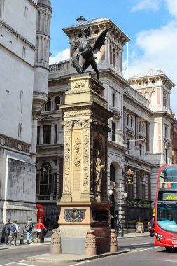 Londra, İngiltere, İngiltere - 26 Mayıs 2015: Westminster ve Temple Bar Memorial sınırındaki Strand Caddesi.