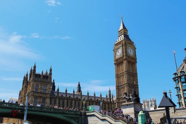 Londra, İngiltere, İngiltere - 26 Mayıs 2015: Cornhill ve Threadneedle caddelerindeki Royal Exchange, Bank junction, Bank finans bölgesi, Londra, Birleşik Krallık