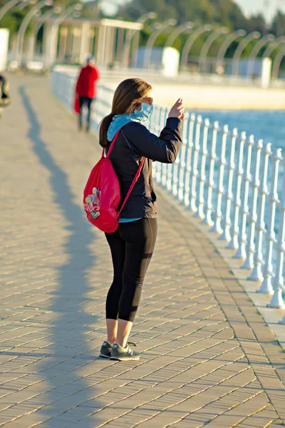 Huelva Spain December 2020 Unidentified Woman Taking Photo Her Mobile — Stock Photo, Image