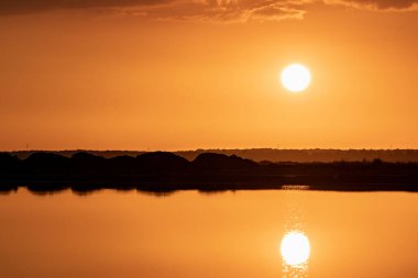 Doğanın bataklıklarında muhteşem bir gün batımı Huelva, Endülüs, İspanya 'da Marismas del Odiel rezervi