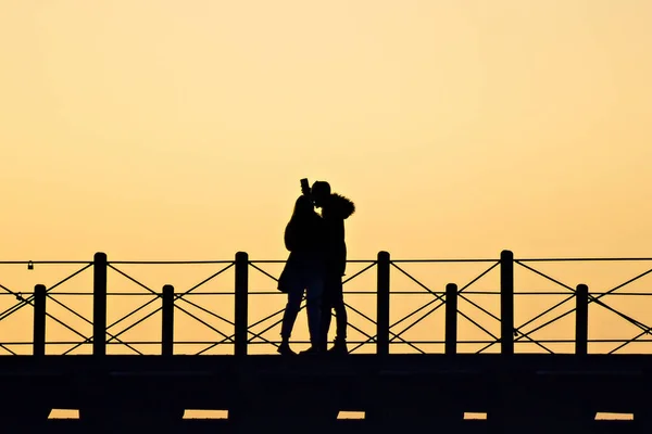 Silhouette Couple Prenant Selfie Dans Quai Tinto Muelle Del Tinto — Photo