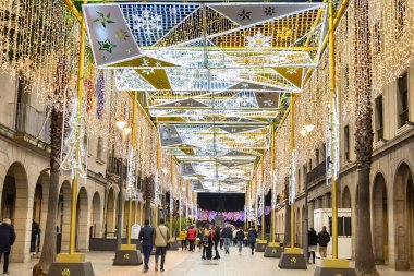 Huelva, İspanya - 5 Aralık 2020: Huelva şehrinin merkezinde Noel süslemesi, Endülüs, İspanya