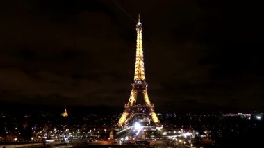 Eyfel Kulesi 'nde ışıklar görünüyor