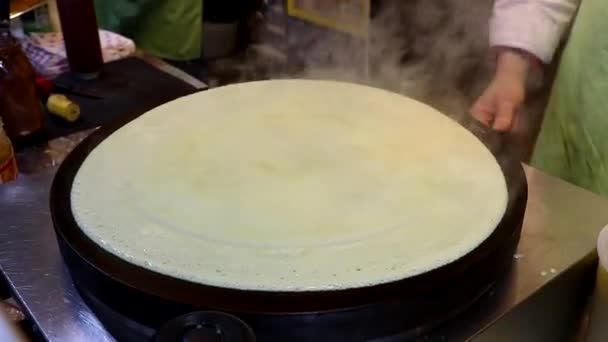 Making Crepes Pancakes Open Market — Αρχείο Βίντεο