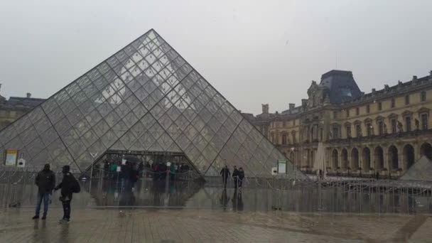 Havazás Párizsban Louvre Múzeumban — Stock videók