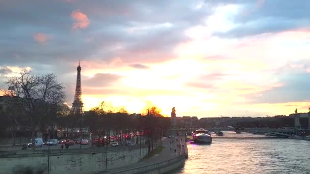 日没時にエッフェル塔とパリの街の景色 — ストック動画