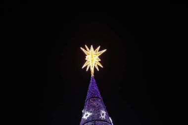 Puerta de Jerez 'deki Noel ağacının tepesinde (Jerez kapısı) Sevilla, Endülüs, İspanya