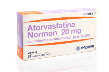 Huelva, İspanya - 21 Ocak 2021: Atorvastatin markası NORMON. Yüksek risk altındaki kişilerde kardiyovasküler hastalıkları önlemek ve anormal lipit seviyelerini tedavi etmek için kullanılan bir statin ilacıdır..