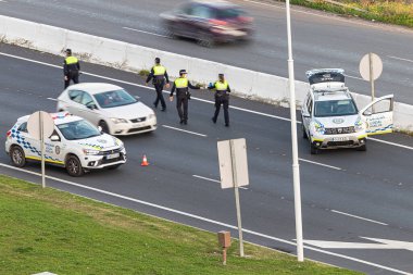 Huelva, İspanya - 27 Ocak 2021: Coronavirus covid-19 nedeniyle polis kontrolu