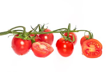 Beyaz arka planda izole edilmiş domatesler ve ikiye bölünmüş domates.
