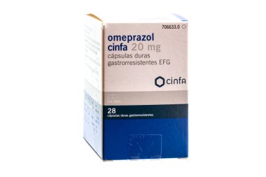 Huelva, İspanya-12 Şubat 2021: İspanyol Omeprazole şişesi Cinfa Laboratuvarından. Omeprazol, mide ve yemek borusu sorunlarını (asit reflüsü, ülser gibi) tedavi etmek için kullanılır. Mide ekşimesine iyi gelir.