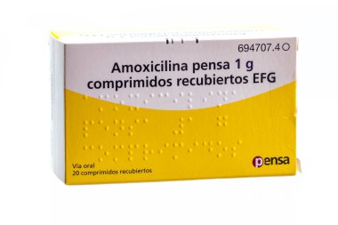 Huelva, İspanya-12 Şubat 2021: Pensa Laboratuvarından bir kutu Amoxicillin 1g (1000mg). Penisilinden türetilmiş yarı sentetik bir antibiyotik. Geniş bir bakteri yelpazesine karşı etki eder.