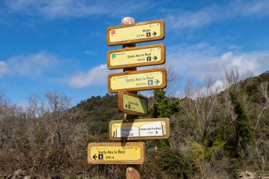 Huelva, İspanya - 1 Mart 2021: Santa Ana la Real, Huelva, İspanya 'da farklı yürüyüş yolları ile Dağ' da Tahta Yön İşareti