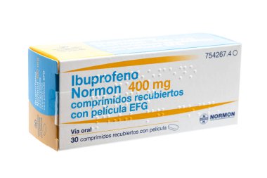 Huelva, İspanya - 6 Mart 2021: İspanyol Ibuprofen kutusu, iltihap önleyici bir ilaçtır. Ağrı, ateş ve iltihap için kullanılıyor. Adet dönemleri, migren ve romatizma iltihabı için.