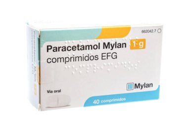 Huelva, İspanya - 6 Mart 2021: İspanyol Parasetamol Mylan kutusu. Asetaminofen olarak da bilinir, ağrı ve ateş tedavisinde kullanılan bir ilaçtır. Genellikle hafif ve hafif ağrı kesiciler için kullanılır..